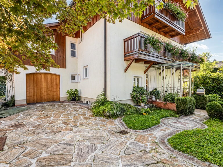 Landhaus Bad Reichenhall – Innenhof mit Rauriser Pflaster und detaillierter Mosaikgestaltung.