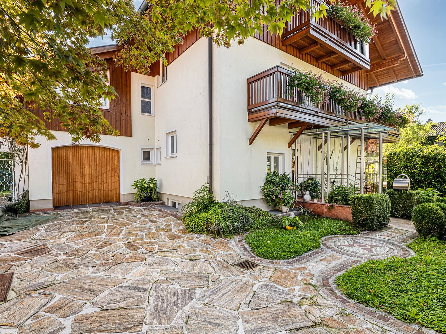 Landhaus Bad Reichenhall – Innenhof mit Rauriser Pflaster und detaillierter Mosaikgestaltung.
