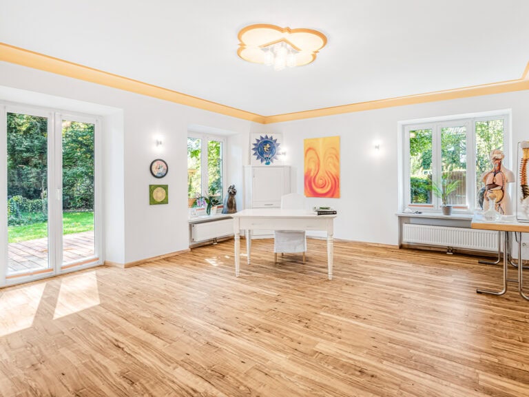 Landhaus Bad Reichenhall – Großzügiges und lichtdurchflutetes Besprechungszimmer