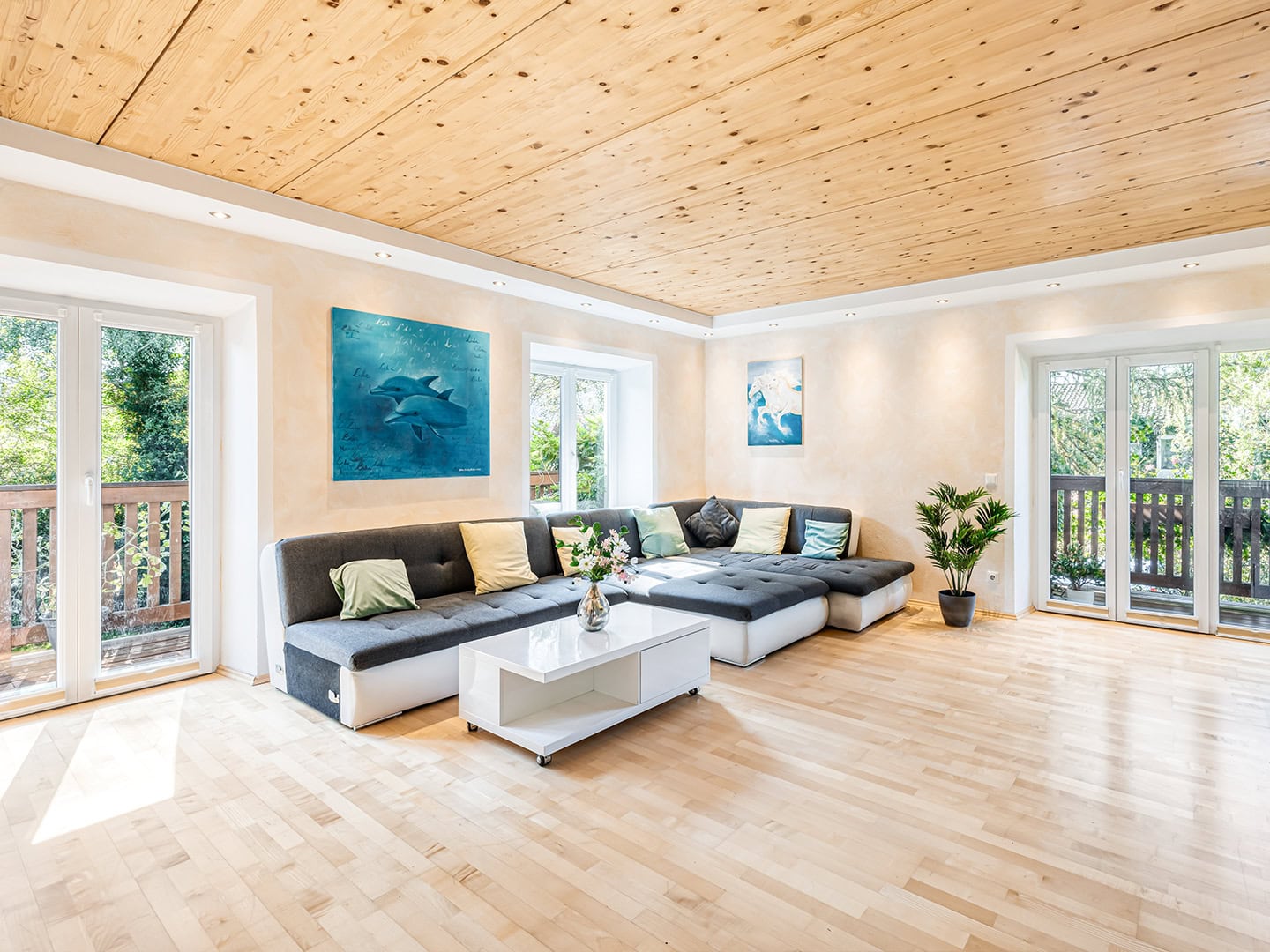 Landhaus Bad Reichenhall – Großzügig geschnittenes Wohnzimmer mit Zugang zun den umlaufenden Balkonen.