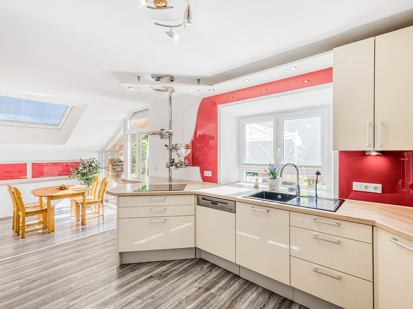 Landhaus Bad Reichenhall – Maßangefertigte Einbauküche mit modernen Geräten, großen Arbeitsflächen und viel Stauraum.