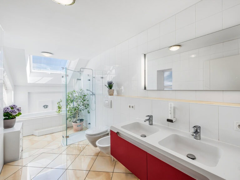 Landhaus Bad Reichenhall – Masterbad mit Split Level-Ebene, Badewanne, Dusche, Doppelwaschbecken, Bidet und WC