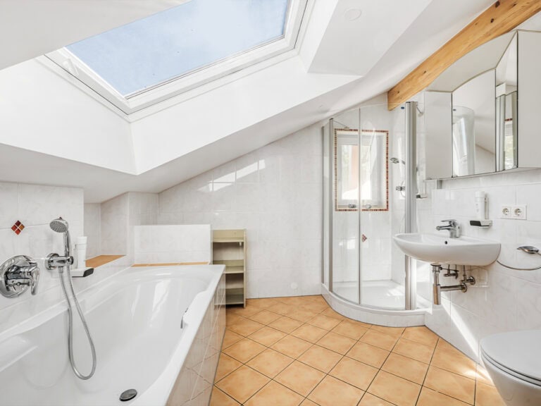 Landhaus Bad Reichenhall – Stilvolles, helles und raumhoch gefliestes Bad im Dachgeschoss