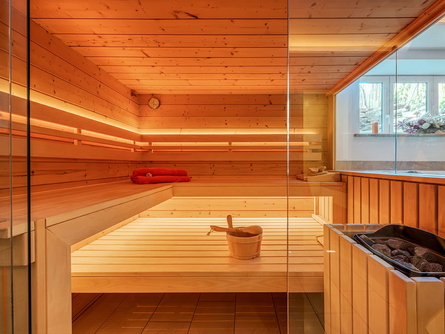 Landhaus Bad Reichenhall – Spa- und Wellnessbereich mit hochwertiger, finnischer Panoramasauna mit Platz für 3 bis 4 Personen