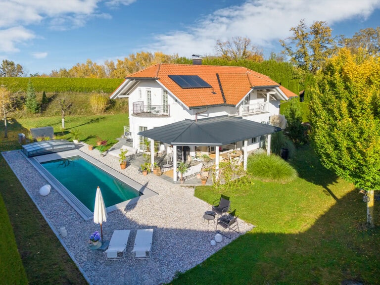 Landhausvilla Saaldorf-Surheim | Ansicht Südwest mit Pool