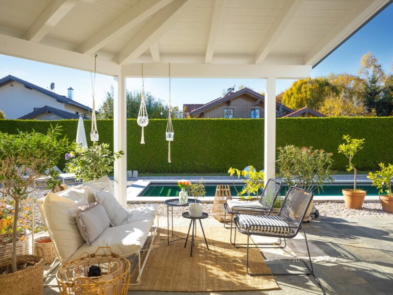 Landhausvilla Saaldorf-Surheim | Terrasse und Pool